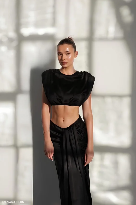 Zendaya Silk Midi Skirt – Black Zendaya Silk Midi Skirt – Black